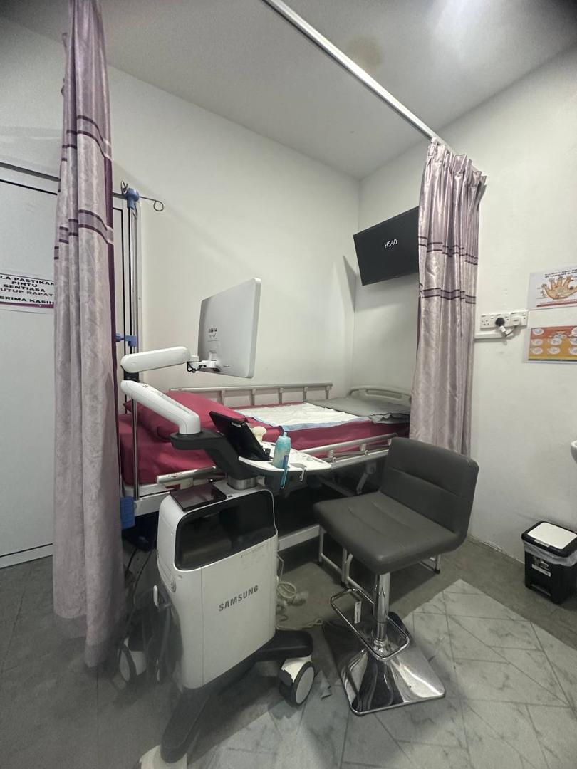 Bilik pemeriksaan dengan mesin ultrasound